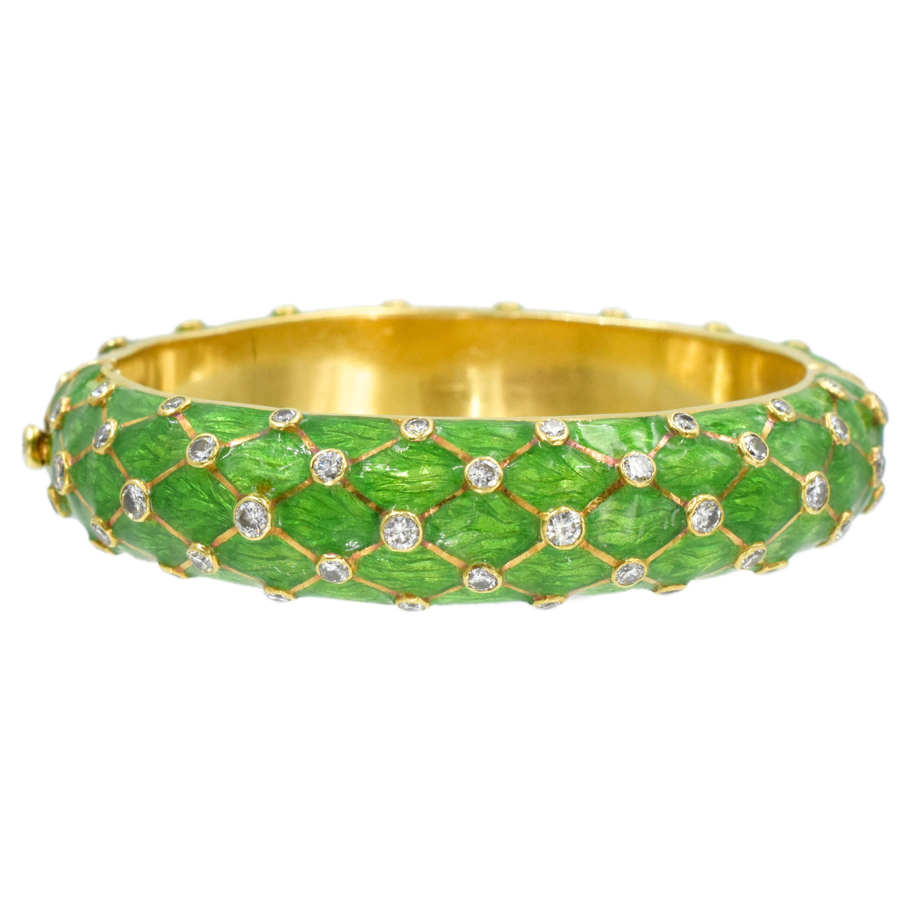 Tiffany & Co. Gold, grüne Emaille und Diamant-Armspange
Dieser Armreif hat einen Bombé-Armreif, der mit gemustertem apfelgrünem Email überzogen ist und durchgehend mit diagonalen Reihen von 85 runden Diamanten in Collet-Fassung von ap. 3.20 Karat,