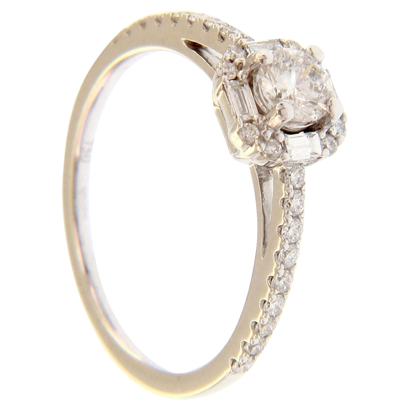 En vente :  Bague de fiançailles Pradera en or blanc 18 carats avec halo de diamants