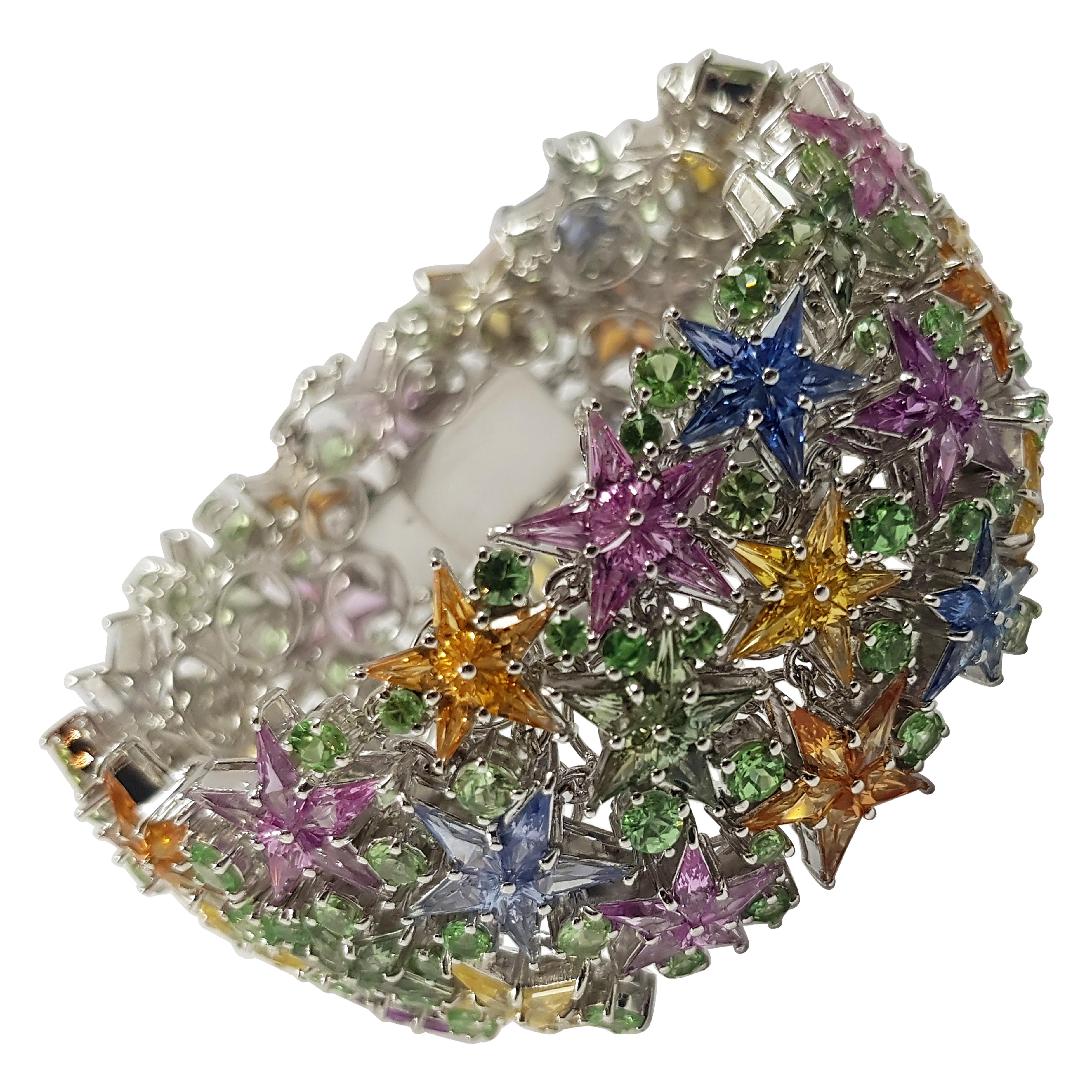 Bracelet étoile en or blanc 18 carats avec saphirs multicolores et tsavorites en vente