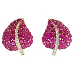 Boucles d'oreilles en or 18 carats serties de rubis et de feuilles de diamants
