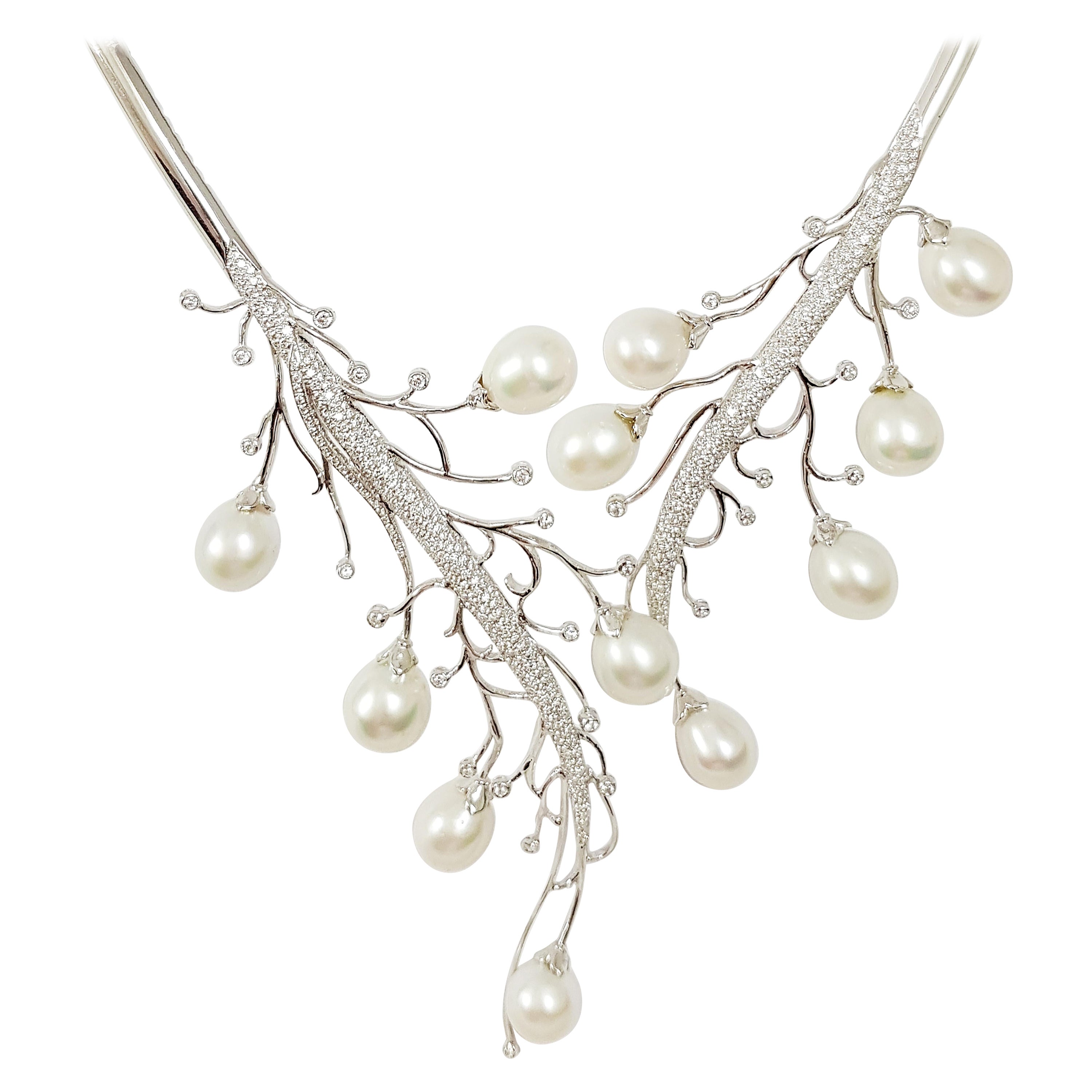 Collier de perles des mers du Sud avec vigne en diamants, serti dans des montures en or blanc 18 carats en vente