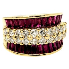 Anillo de oro amarillo de 18 quilates con rubí baguette y diamantes redondos 2,60 quilates en total
