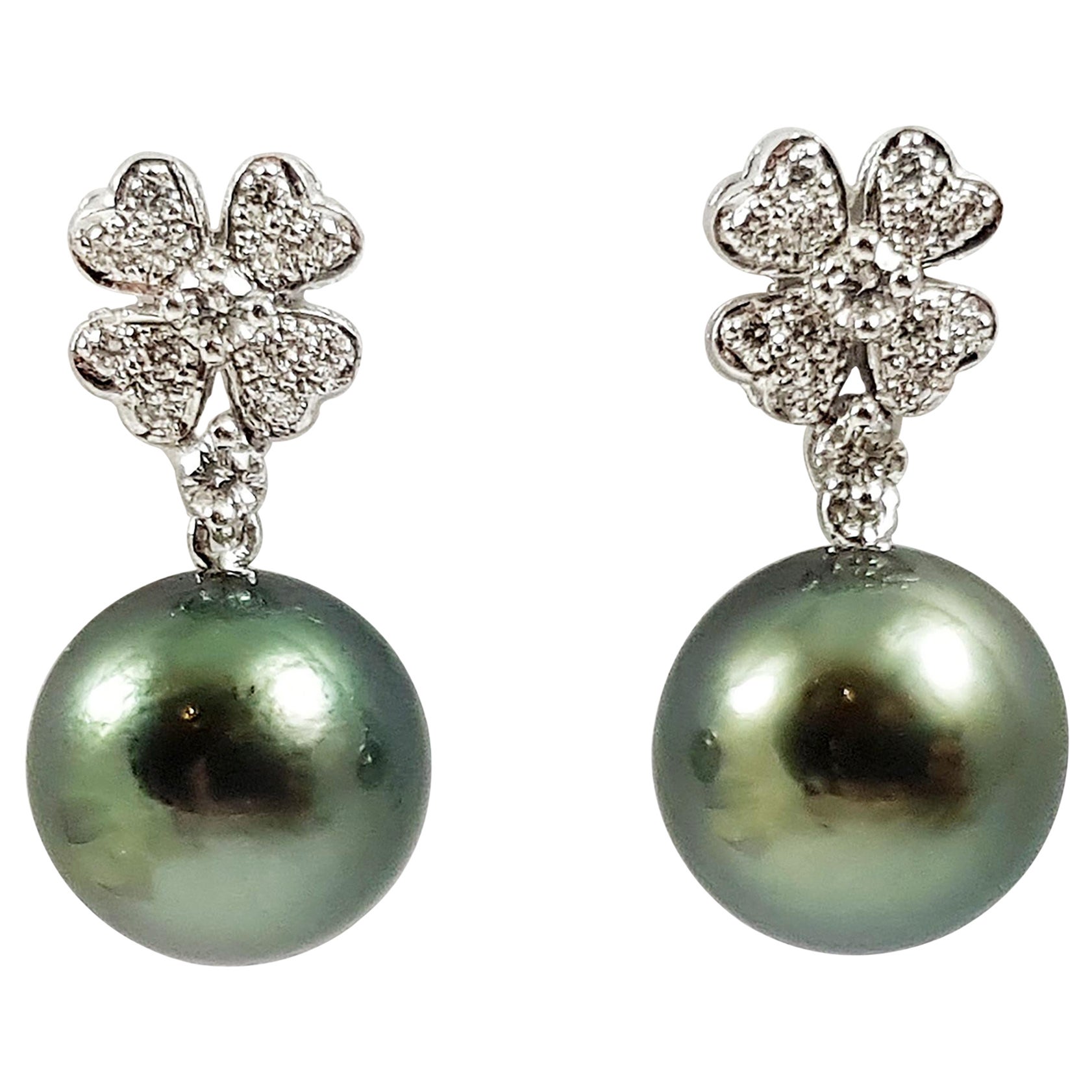 Pendientes de perlas del mar del Sur con diamantes engastados en oro blanco de 18 quilates