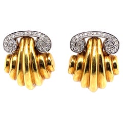 Orecchini con design greco in 18k