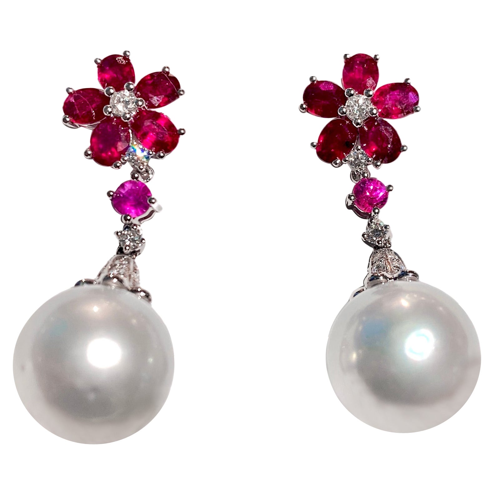 Boucles d'oreilles en or blanc 18 carats avec rubis émeraude, perle blanche des mers du Sud et diamants