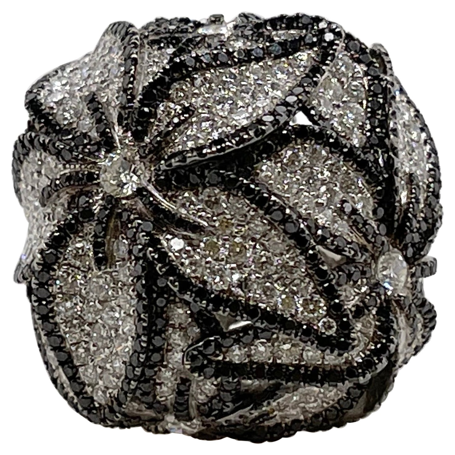 Bague cocktail à fleur en diamants noirs et blancs en vente