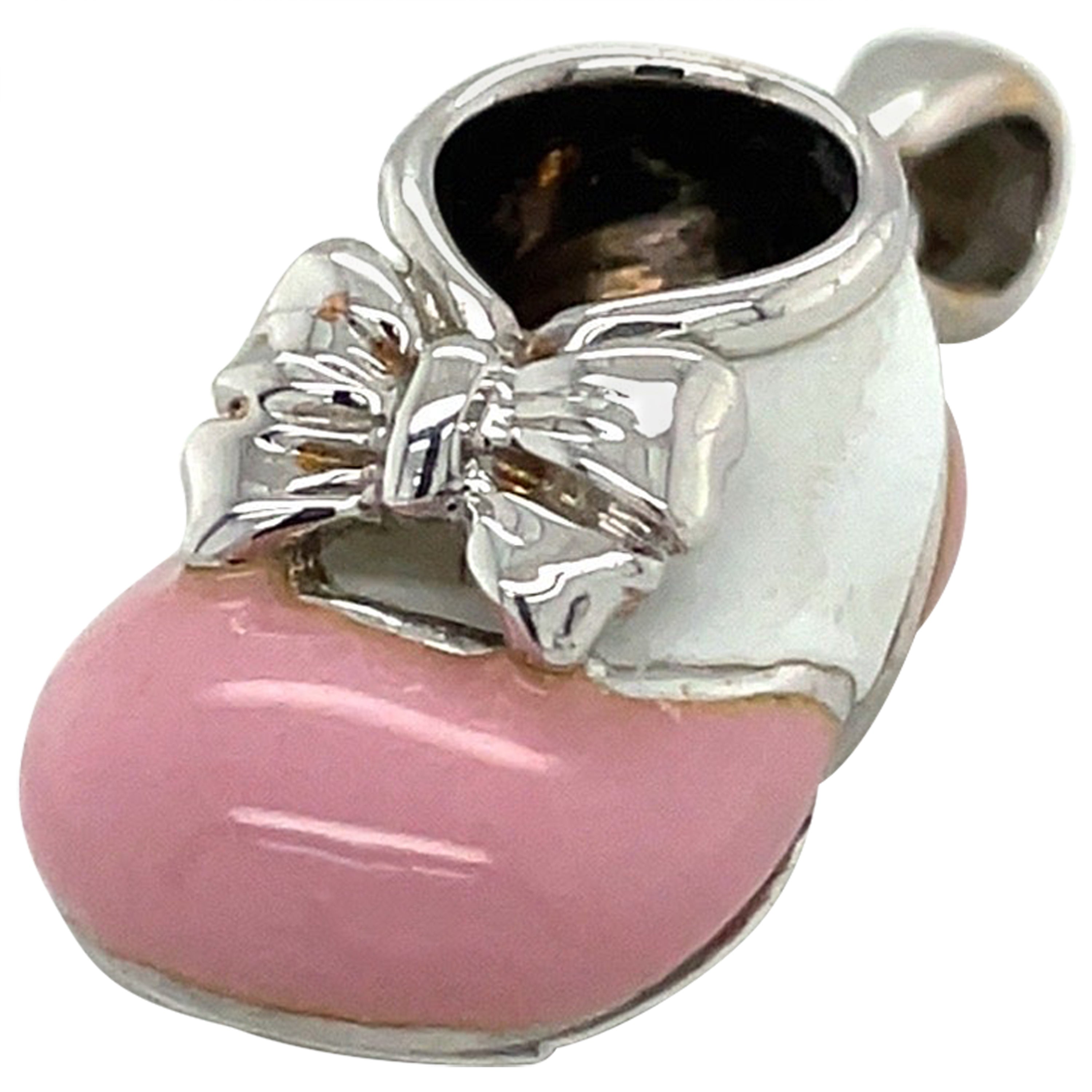 Babyschuh-Charm mit rosa und weißer Emaille und Schleife, 18KT WG im Angebot
