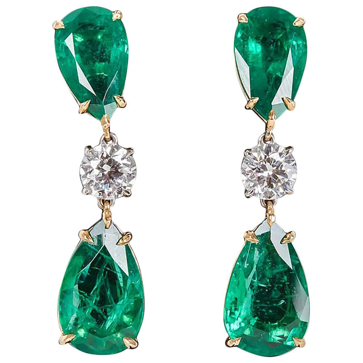 Elegantes pendientes de gota de oro con esmeralda verde y diamantes