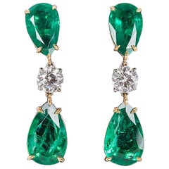 Elegantes pendientes de gota de oro con esmeralda verde y diamantes