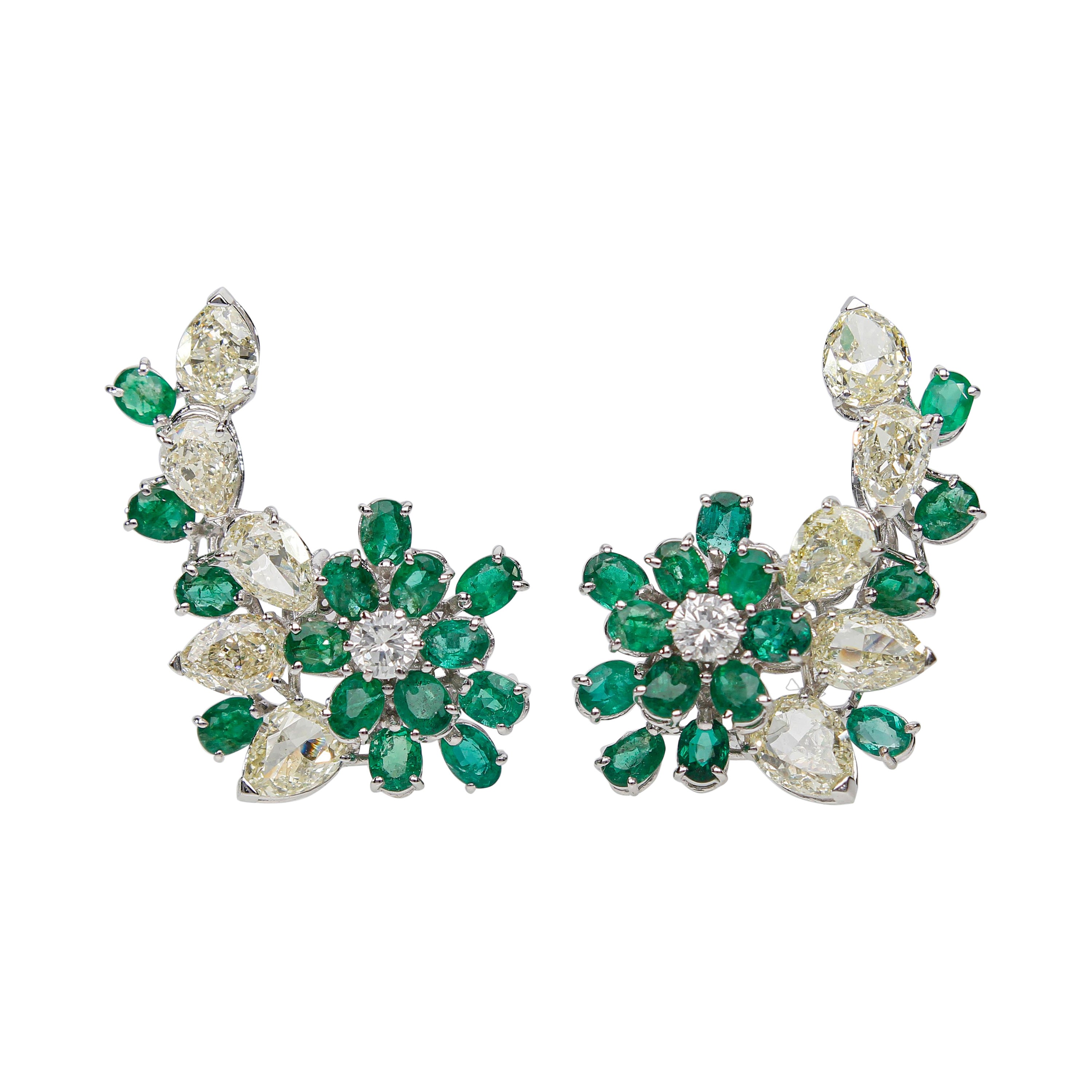 Boucles d'oreilles en grappe, avec diamants de 8,98 carats au total, émeraudes de 4,90 carats au total en vente
