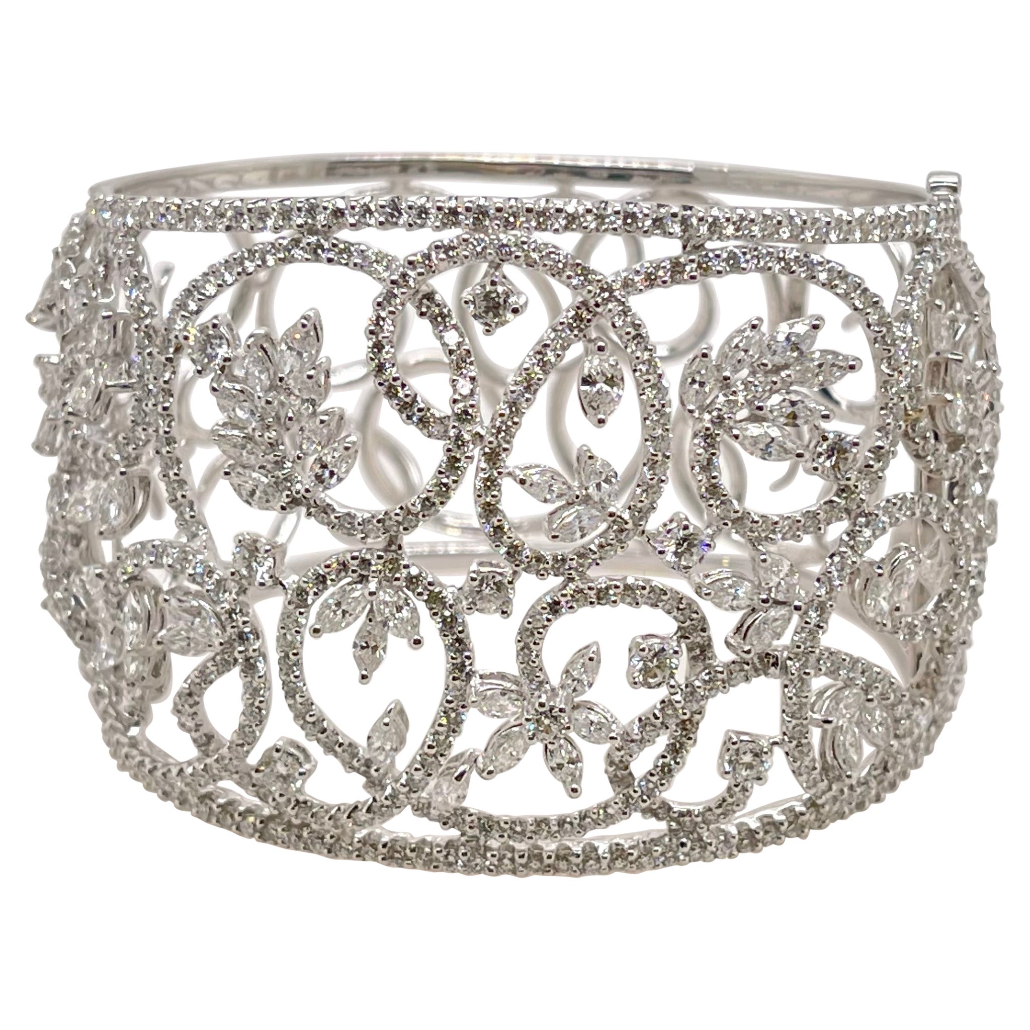 Bracelet jonc à fleurs en or blanc 18 carats avec marquises et diamants en vente
