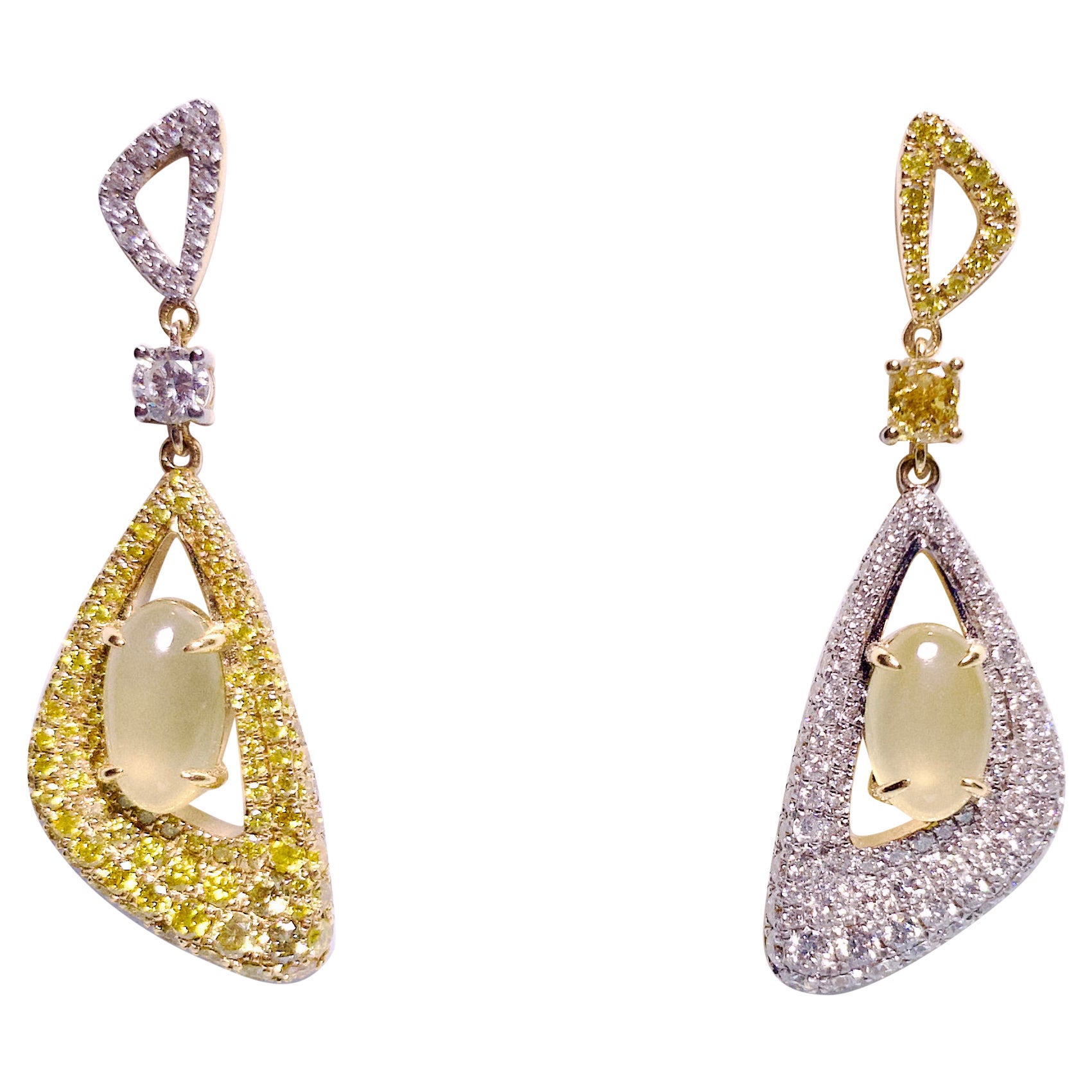 Boucles d'oreilles en or 18 carats avec jadéite jaune, diamants jaunes et blancs de type Eostre en vente