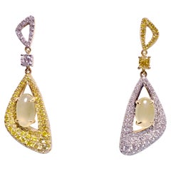 Boucles d'oreilles en or 18 carats avec jadéite jaune, diamants jaunes et blancs de type Eostre