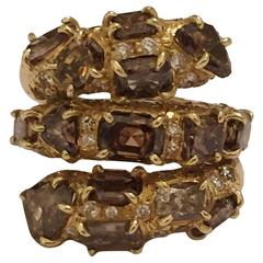 Moderner moderner Goldwirbelring mit braunen Diamantscheiben und runden braunen Diamantdetails