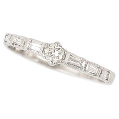 Bague à anneau en or blanc 18 carats avec diamants baguettes, XXe siècle