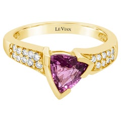 Anello da cocktail LeVian in oro giallo 14K con zaffiro rosa e diamante rotondo