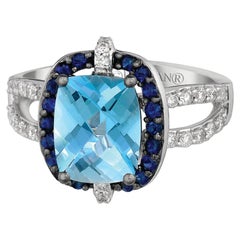 LeVian Bague cocktail fantaisie en or blanc 14 carats avec topaze bleue, saphir et halo de diamants ronds