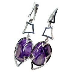 Orecchini in oro bianco con diamante di Charoite, stile Art Deco, gemma viola