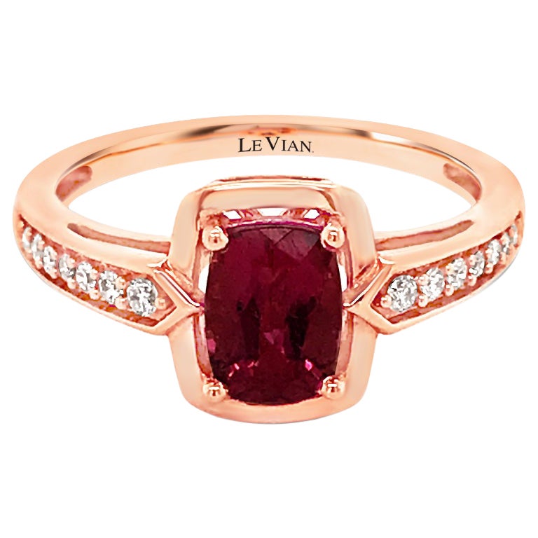 LeVian Bague cocktail classique en or rose 14 carats avec halo de diamants ronds et rubellite en pierre précieuse en vente