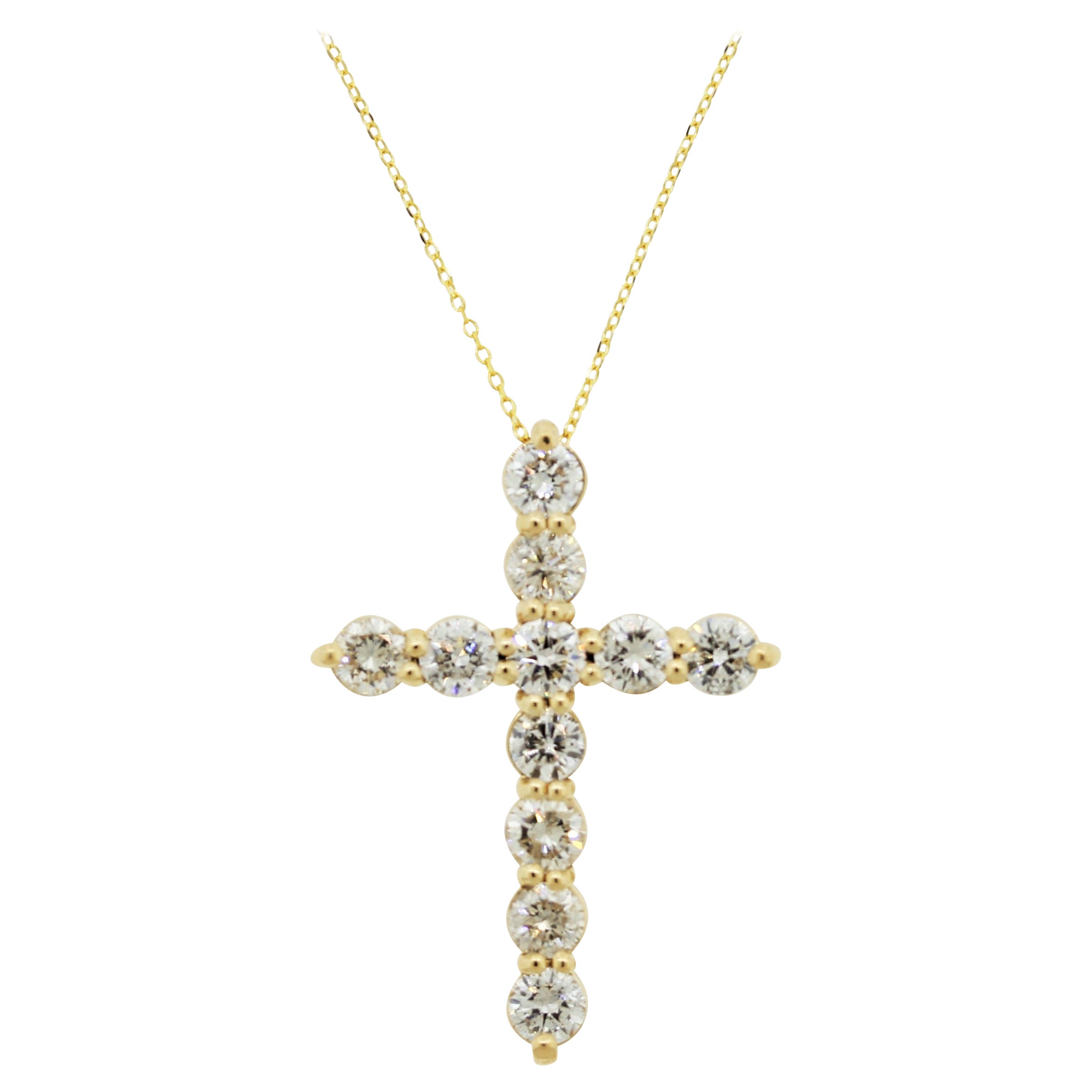 Pendentif classique en forme de croix en or et diamants en vente