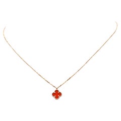 Van Cleef & Arpels Collier pendentif en or rose et cornaline Sweet Alhambra