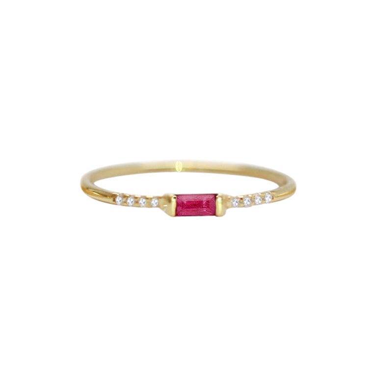 Anillo de rubíes baguette y diamantes pavé