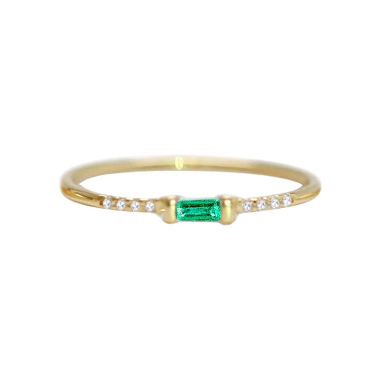Im Angebot: Ring mit Smaragd Baguette und Pavé-Diamanten ()