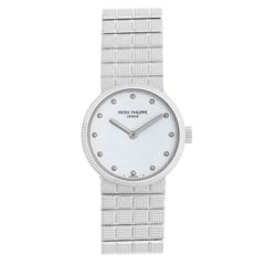 Patek Philippe Montre Calatrava pour femmes en or blanc 18 carats 4596/010