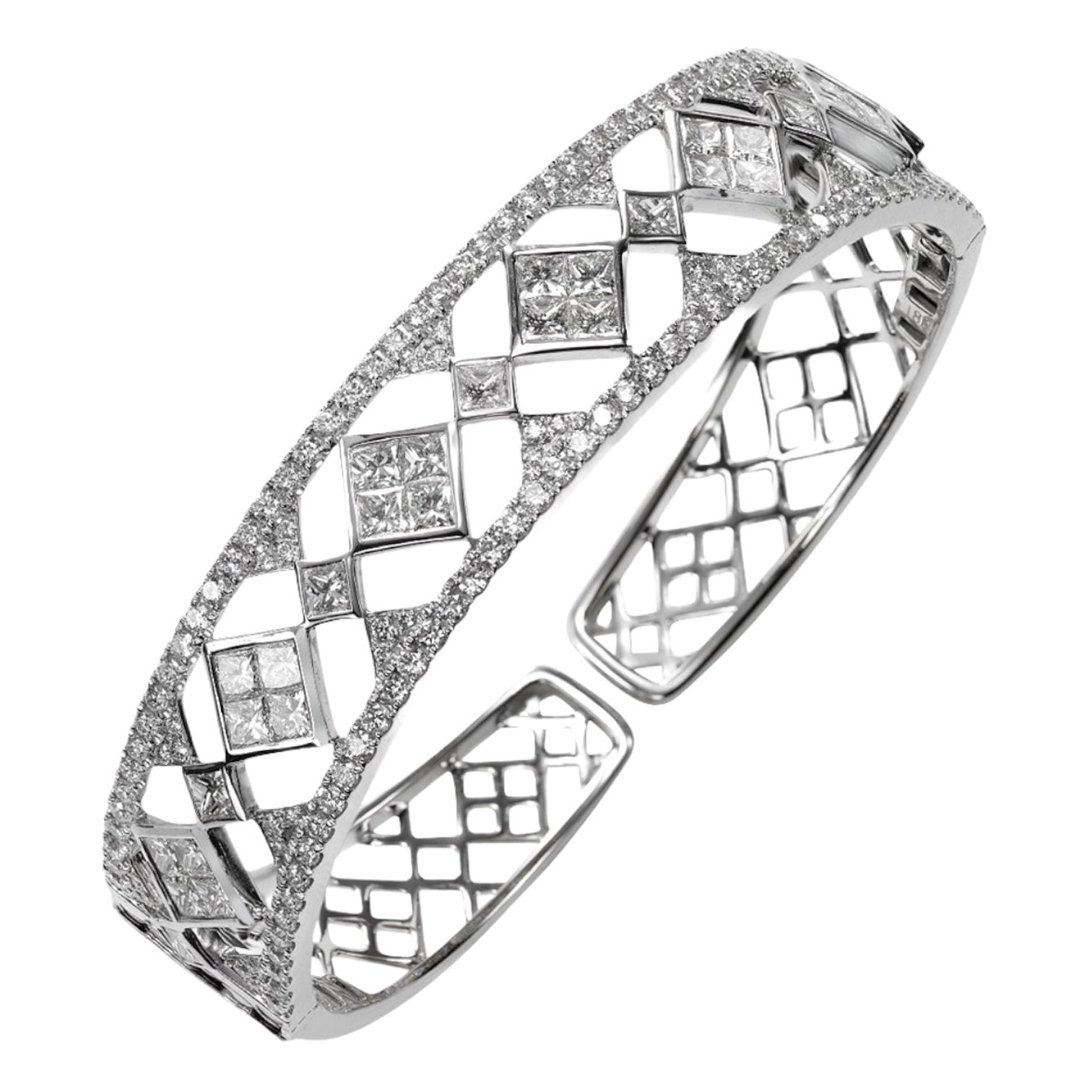 Bracelet manchette en or blanc 18k avec diamants de taille Princesse en vente