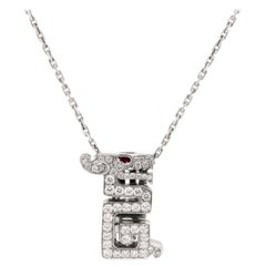 Cartier Baiser Du Dragon Collier à pendentif en or blanc 18 carats avec diamants et rubis