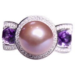 Eostre Ring aus Weißgold mit Süßwasserperlen, Amethyst, Typ A Jadeit und Diamant 