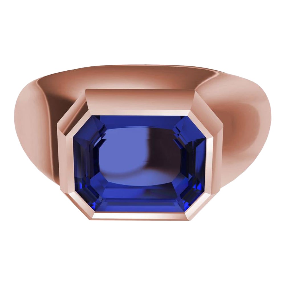 Im Angebot: 18 Karat Roségold Skulptur-Ring mit 2,54 Karat blauem Saphir im Smaragdschliff ()
