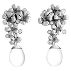 Boucles d'oreilles fleur de prunier de l'artiste en or blanc 18 carats avec diamants