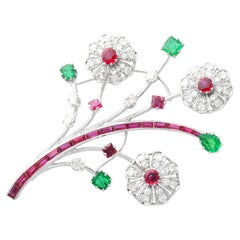 Broche en platine avec rubis de 4,45 carats, émeraude de Zambie de 1,90 carat et diamants de 3,85 carats