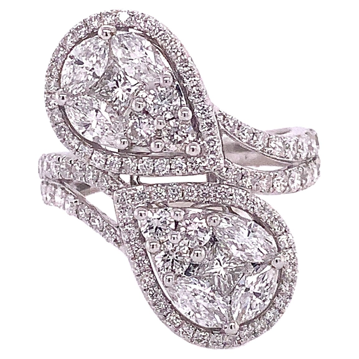 RUCHI Bypass-Ring aus Weißgold mit gemischten Diamanten in Form eines Doppelperlen im Angebot