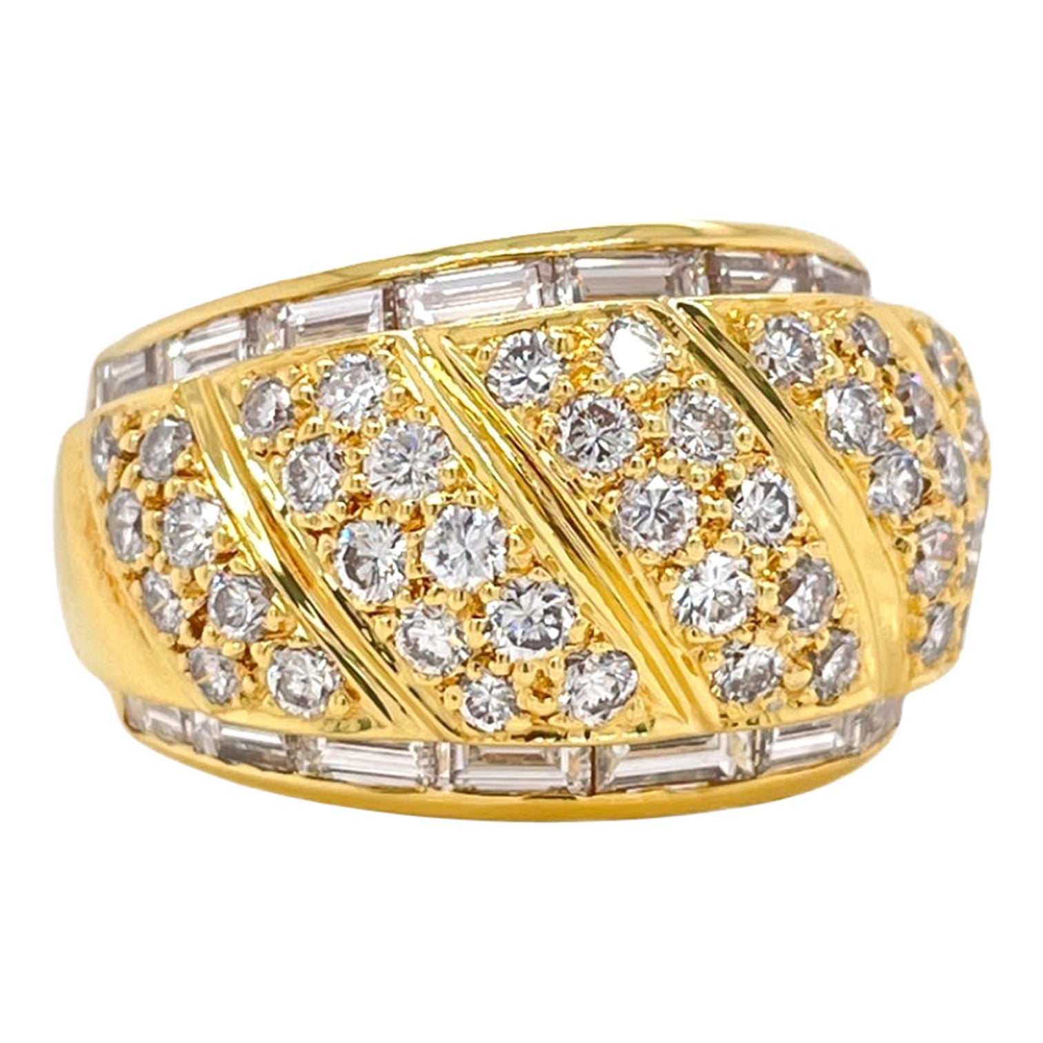 Bague à large dôme en or jaune 18 carats ornée de diamants ronds et de baguettes