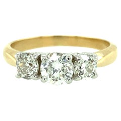 Verlobungsring mit Diamanten und mehreren Steinen