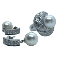 Boucles d'oreilles et bague en or blanc 18 carats serties de perles et de diamants