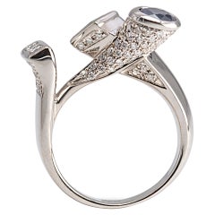 Bague contemporaine en or blanc 18 carats à motif d'émeraude, saphir et diamant de 1,12 carat