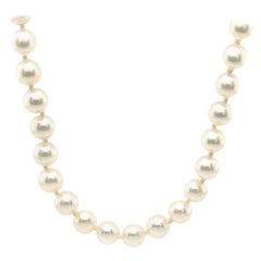 Collier de perles d' Akoya de culture avec fermoir à feuille en diamants pavés en 18 carats