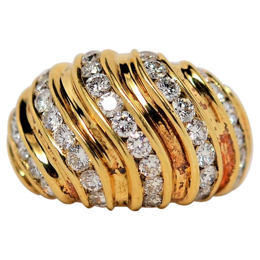 18K Yellow Gold and Round Brilliant Cut Diamond Ring, 1.55 Carats For Sale