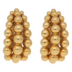 Boucheron Boucles d'oreilles vintage en or jaune 18 carats « Grains de Raisin » style cerceau