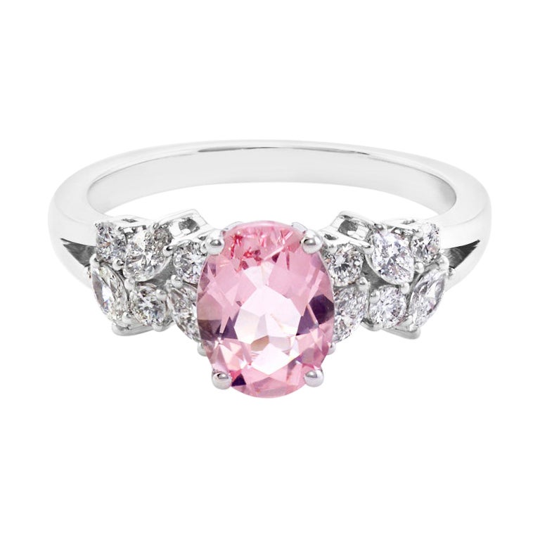 Ovaler rosa Morganit mit Marquise-Diamanten und runden Diamanten Verlobungsring