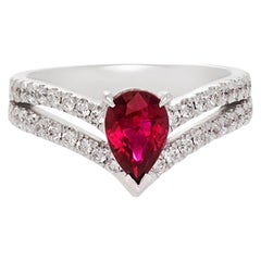 Bague de fiançailles en or blanc 18 carats avec diamants et rubis de sang de pigeon en forme de poire naturelle