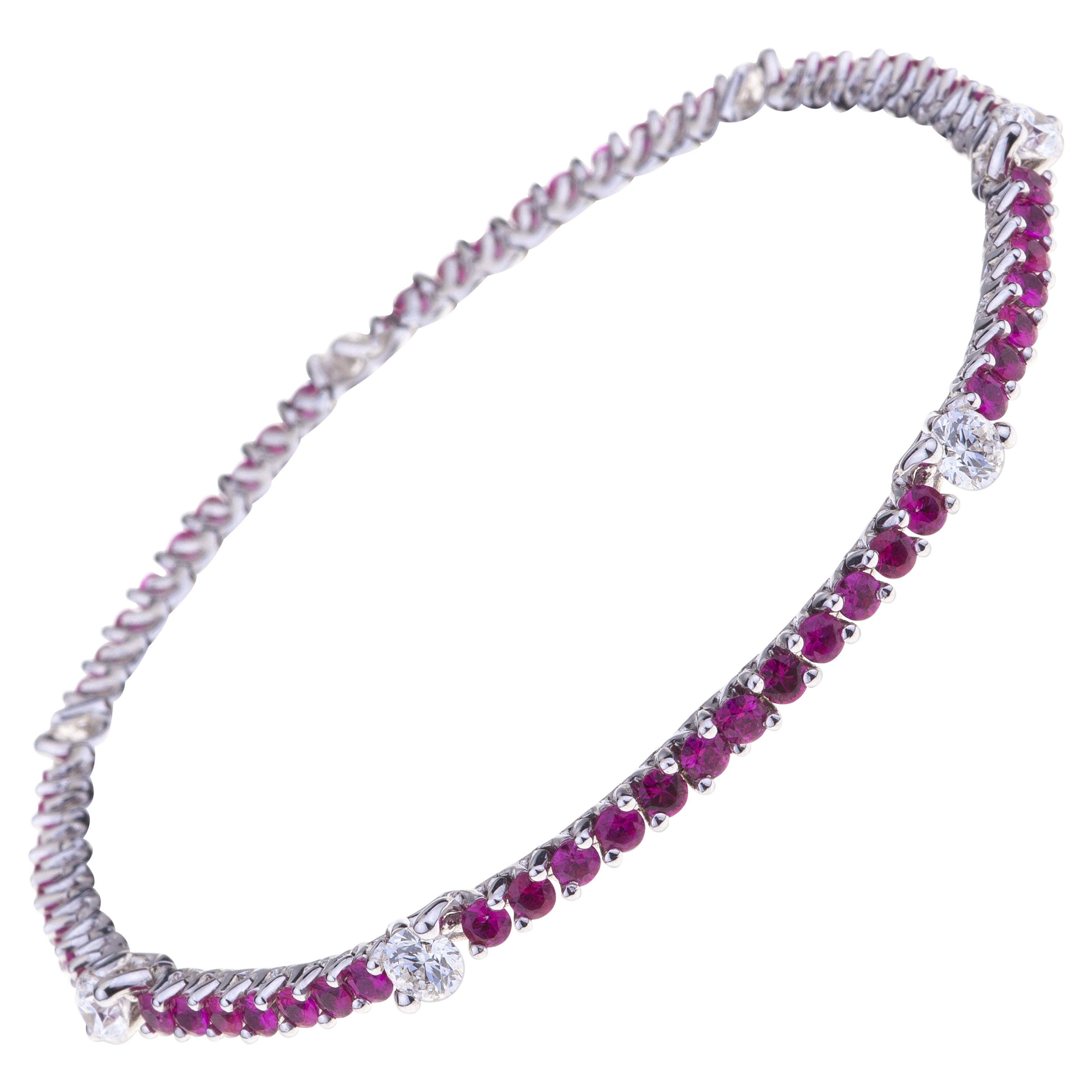 Bracelet tennis en or blanc avec rubis et diamants en vente
