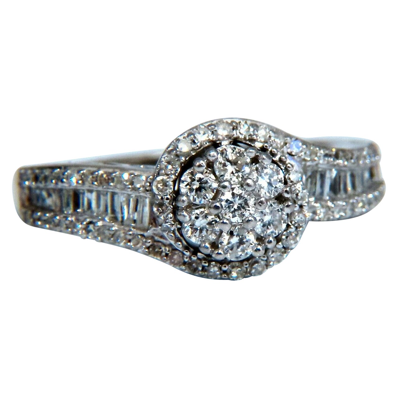 Bague en argent avec grappe de diamants naturels ronds et baguettes de 0,70 carat en vente