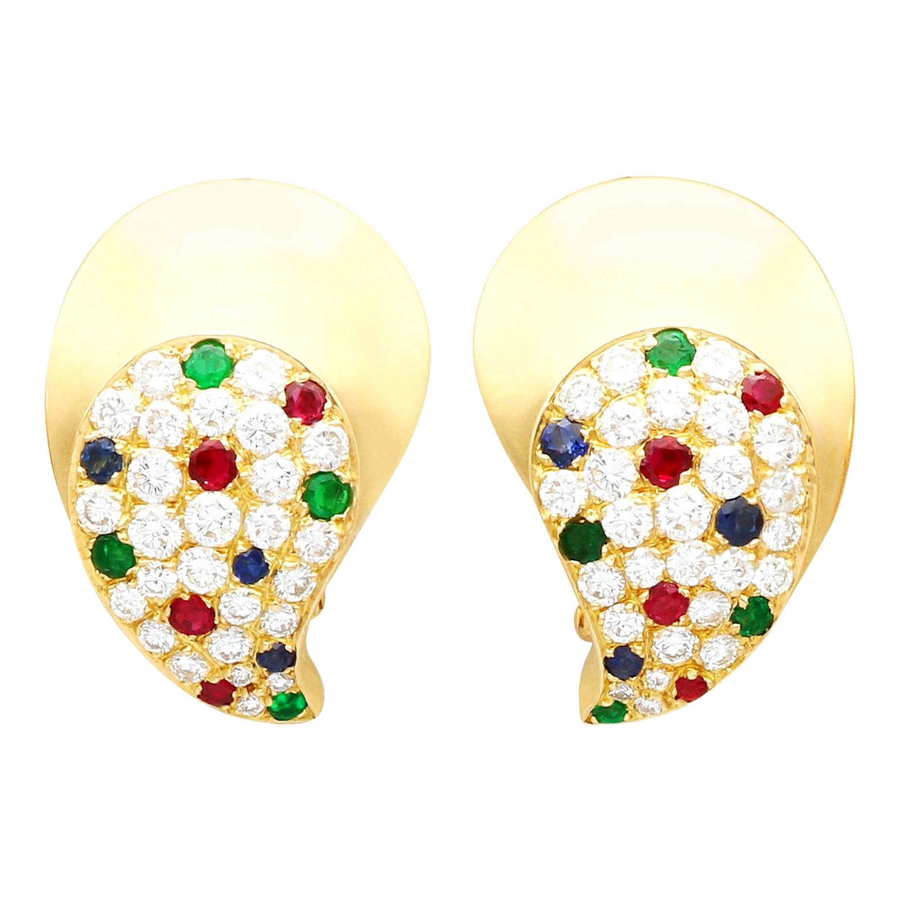 Boucles d'oreilles françaises en or jaune 18 carats avec diamants de 1,97 carat, rubis, émeraudes et saphirs en vente