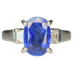 Saphir bleu naturel de 3,25 carats de taille ovale serti dans une bague en platine