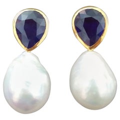 Clous d'oreilles baroques en or jaune 14 carats avec saphirs bleus en forme de poire et perles en serti clos