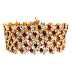 Bracelet manchette large en maille flexible 14 carats avec diamants et rubis naturel de 44,58 carats